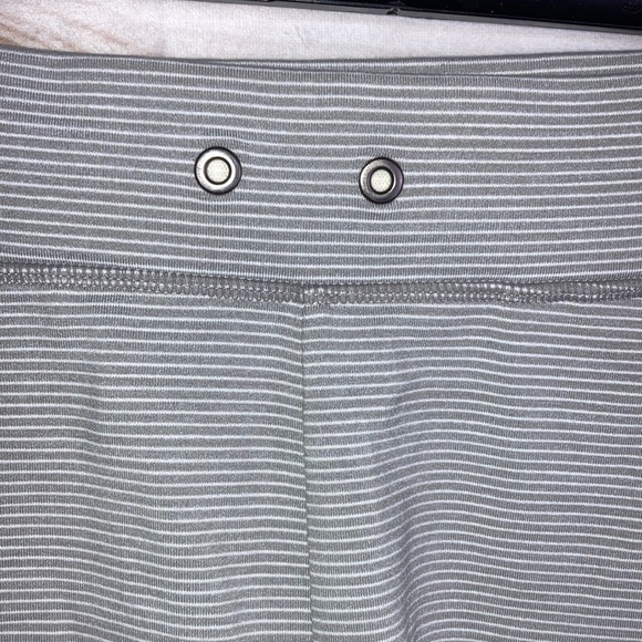 Athleta Modern Metro Grey Striped Shortie Shorts - XS - Picture 4 of 12